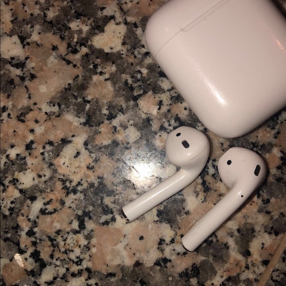 Airpods with charging case - Picture 4 of 4